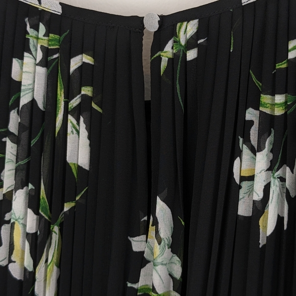 Banana Republic • Georgette Floral Pleated Dress - Picture 6 of 9